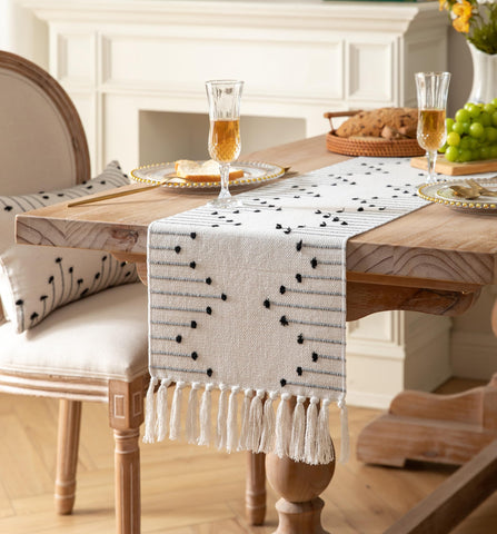 Caflife corredor de mesa boho con borlas, detalle decorativo suave.