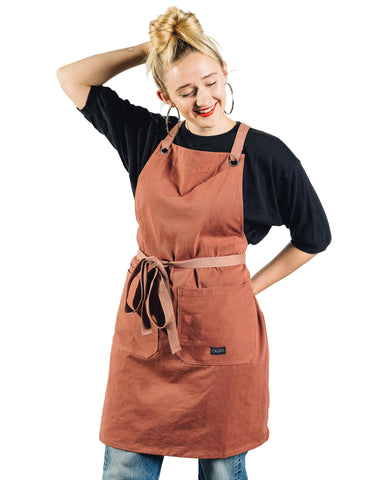 Caldo delantal cruzado, vista frontal, protege la ropa de salpicaduras al cocinar.