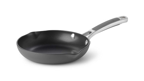 Calphalon Easy System Omelette Pan de 8 pulgadas visto de frente, ideal para omelettes uniformes.