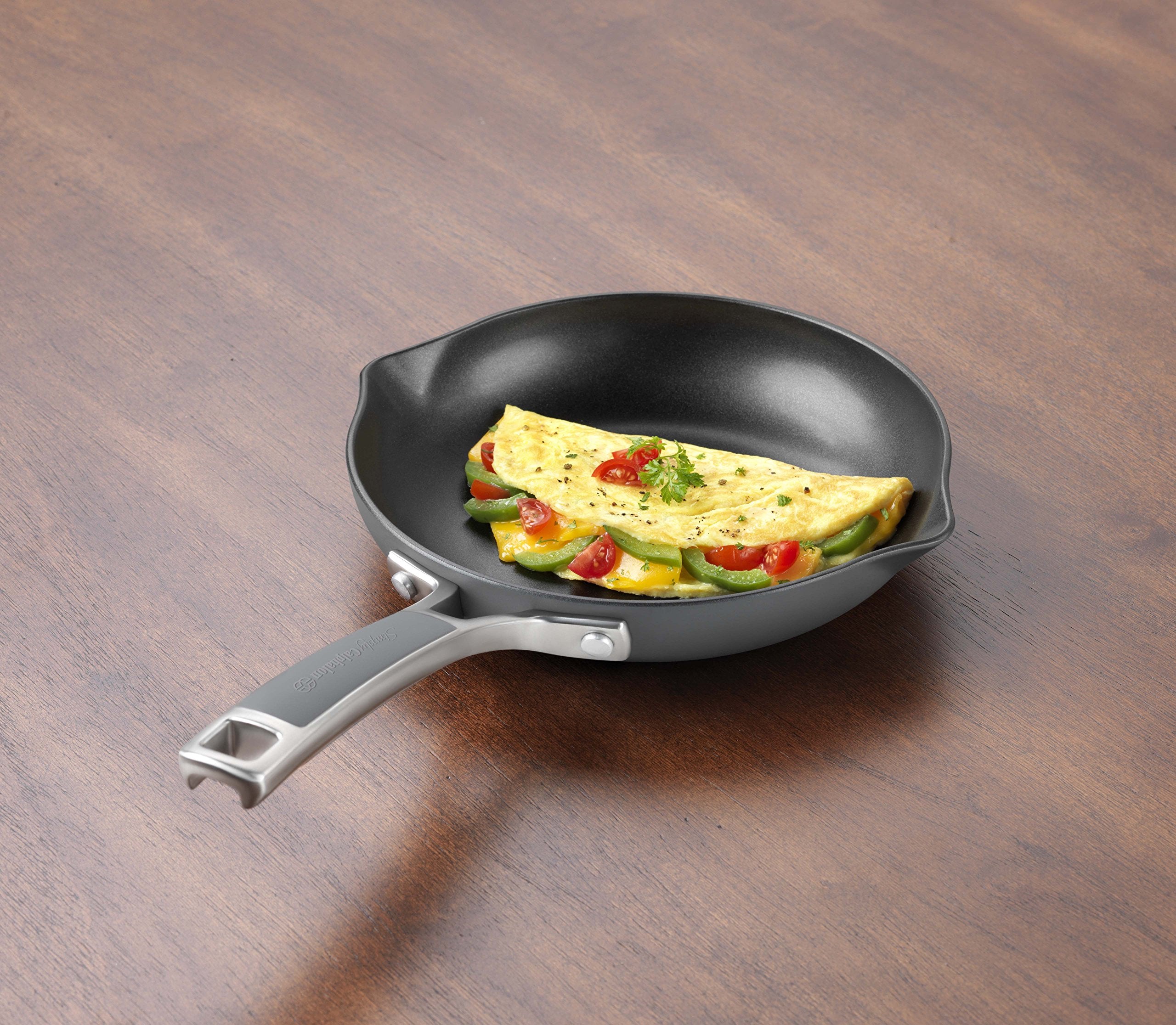 Calphalon Easy System Omelette Pan de 8 pulgadas verter líquidos sin goteos.