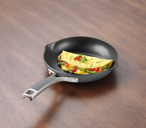 Calphalon Easy System Omelette Pan de 8 pulgadas verter líquidos sin goteos.
