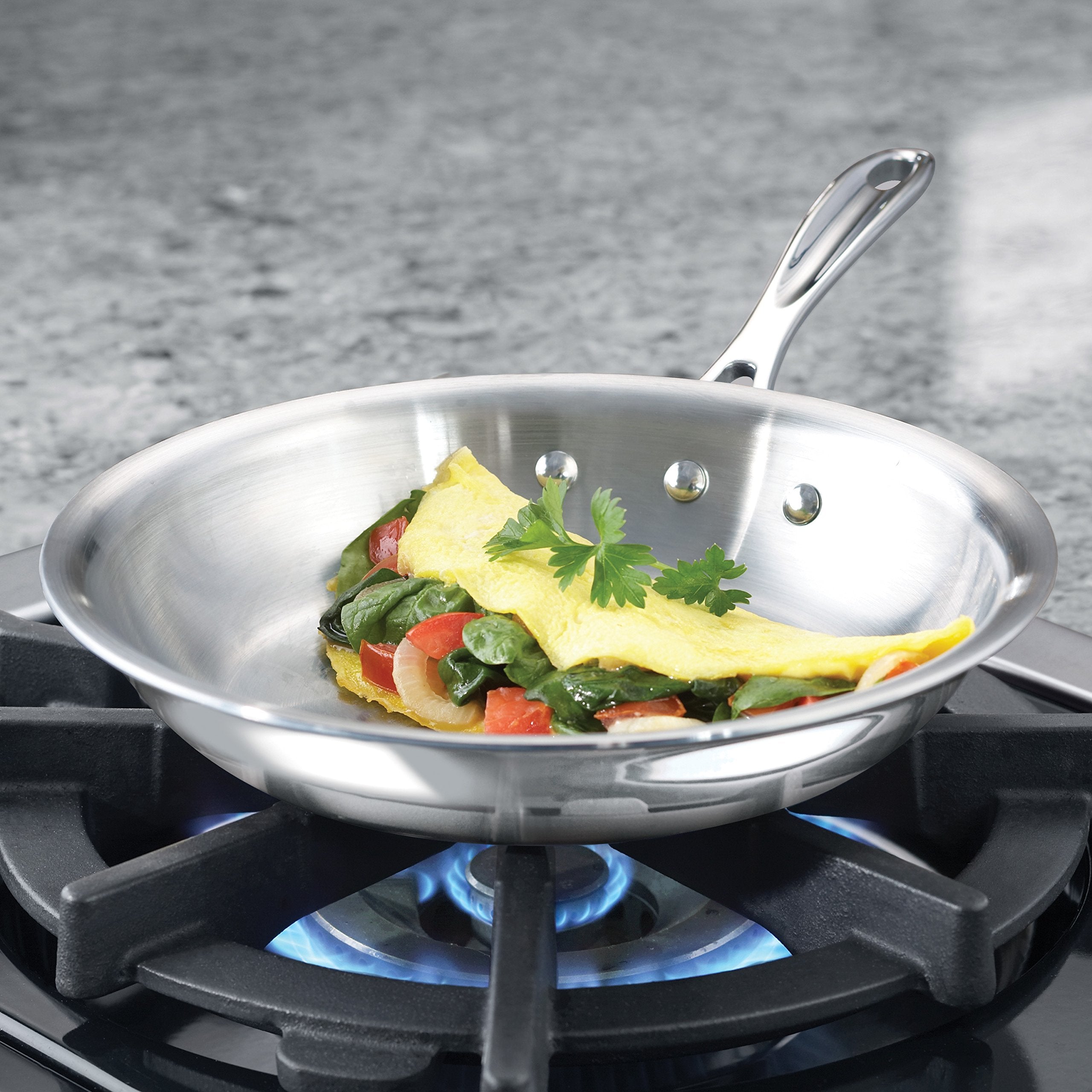 Calphalon Triply: superficie interna de acero inoxidable, no porosa y fácil de limpiar.