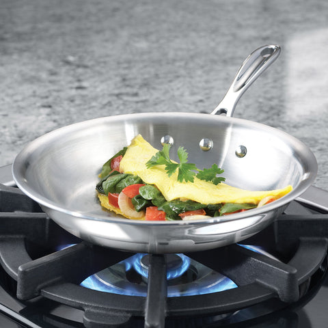 Calphalon Triply: superficie interna de acero inoxidable, no porosa y fácil de limpiar.