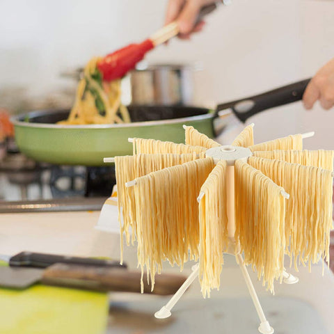 Cambom secador de pasta en cocina organizada y limpia.