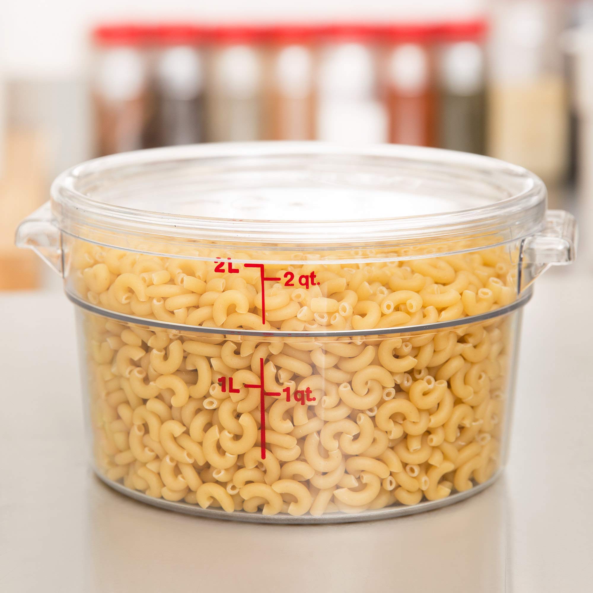 Cambro Camwear diseño apilable ahorra espacio en la cocina y refrigerador.
