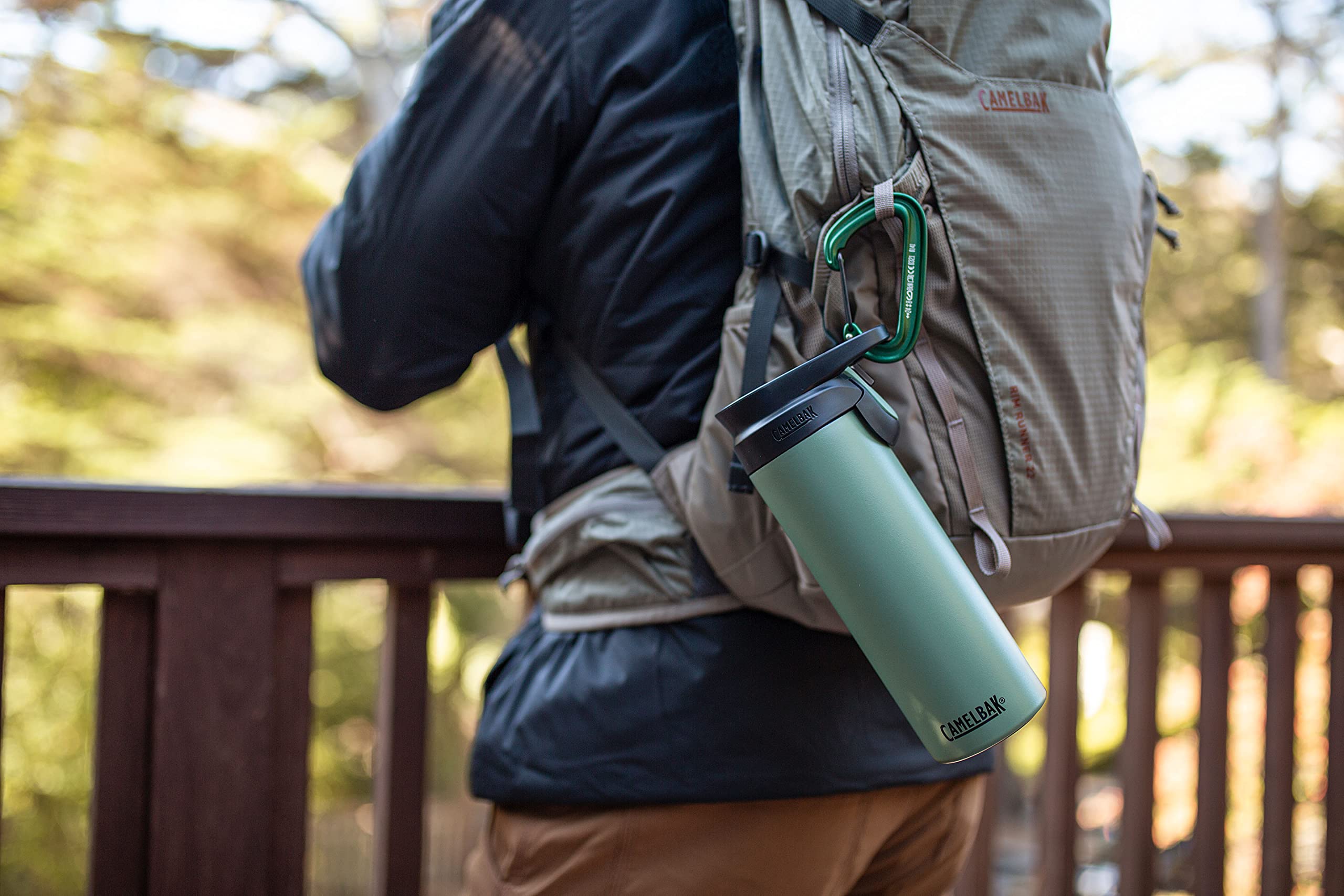 Tapa con cierre seguro de CamelBak Forge Flow para viajes sin derrames.