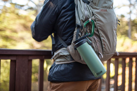 Tapa con cierre seguro de CamelBak Forge Flow para viajes sin derrames.