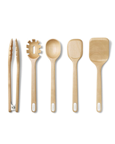 Conjunto Caraway de utensilios de madera en uso, ideal para cocinar sin rayar sartenes cerámicas.