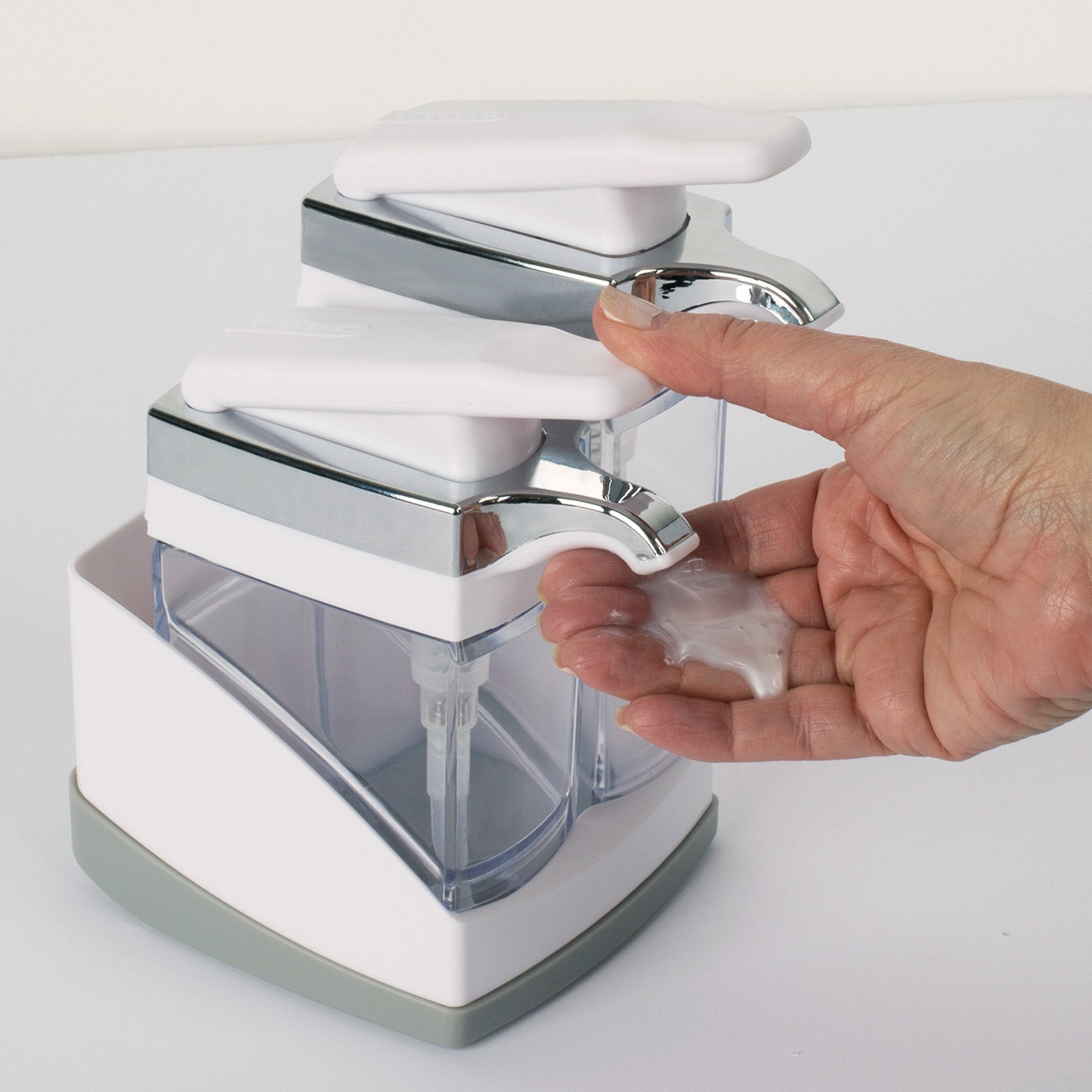 Casabella tapa extraíble para recargar jabón con un solo movimiento.