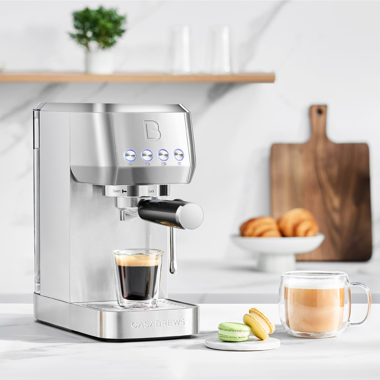 Casabrews 3700, espumador en acción para capuchinos y bebidas con leche.