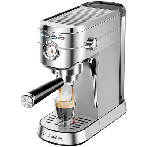 La CASABREWS CM5418 en vista frontal lista para espresso en casa.