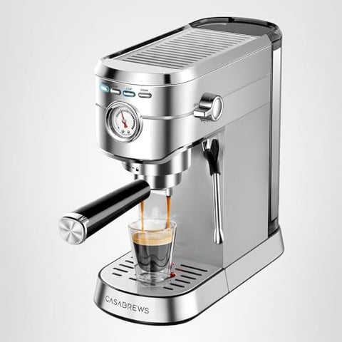 Uso diario compacto de la CASABREWS CM5418 en cocina pequeña.