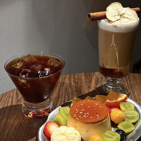 Versatilidad de CasaVibe para cocteles y aperitivos en interiores o exteriores.