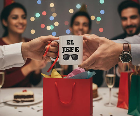 Casitika Taza El Jefe, cerámica blanca, detalle limpio para cualquier escritorio.