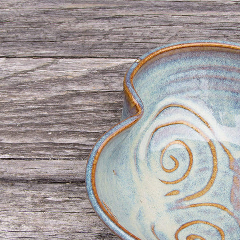 Castle Arch Pottery Ireland: acabado azul intenso que resalta ensaladas y postres.