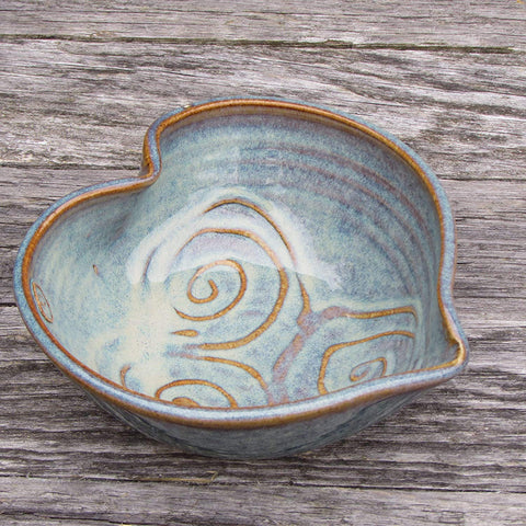 Castle Arch Pottery Ireland: diseño espiral celta que realza cualquier vajilla.
