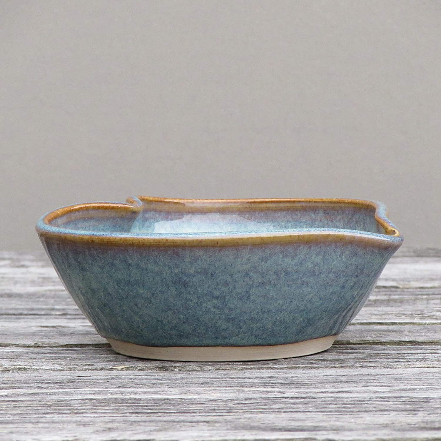 Castle Arch Pottery Ireland: cuenco torneado a mano para presentar en la mesa.