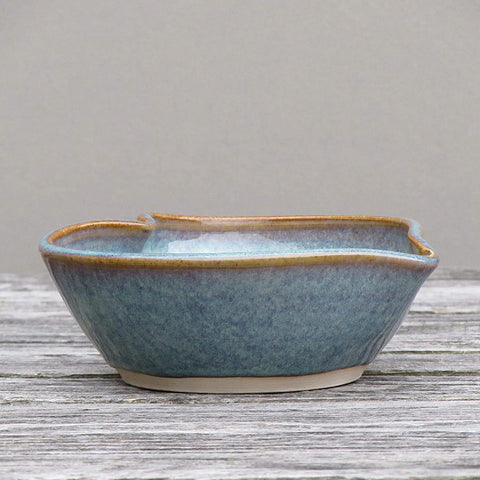 Castle Arch Pottery Ireland: cuenco torneado a mano para presentar en la mesa.