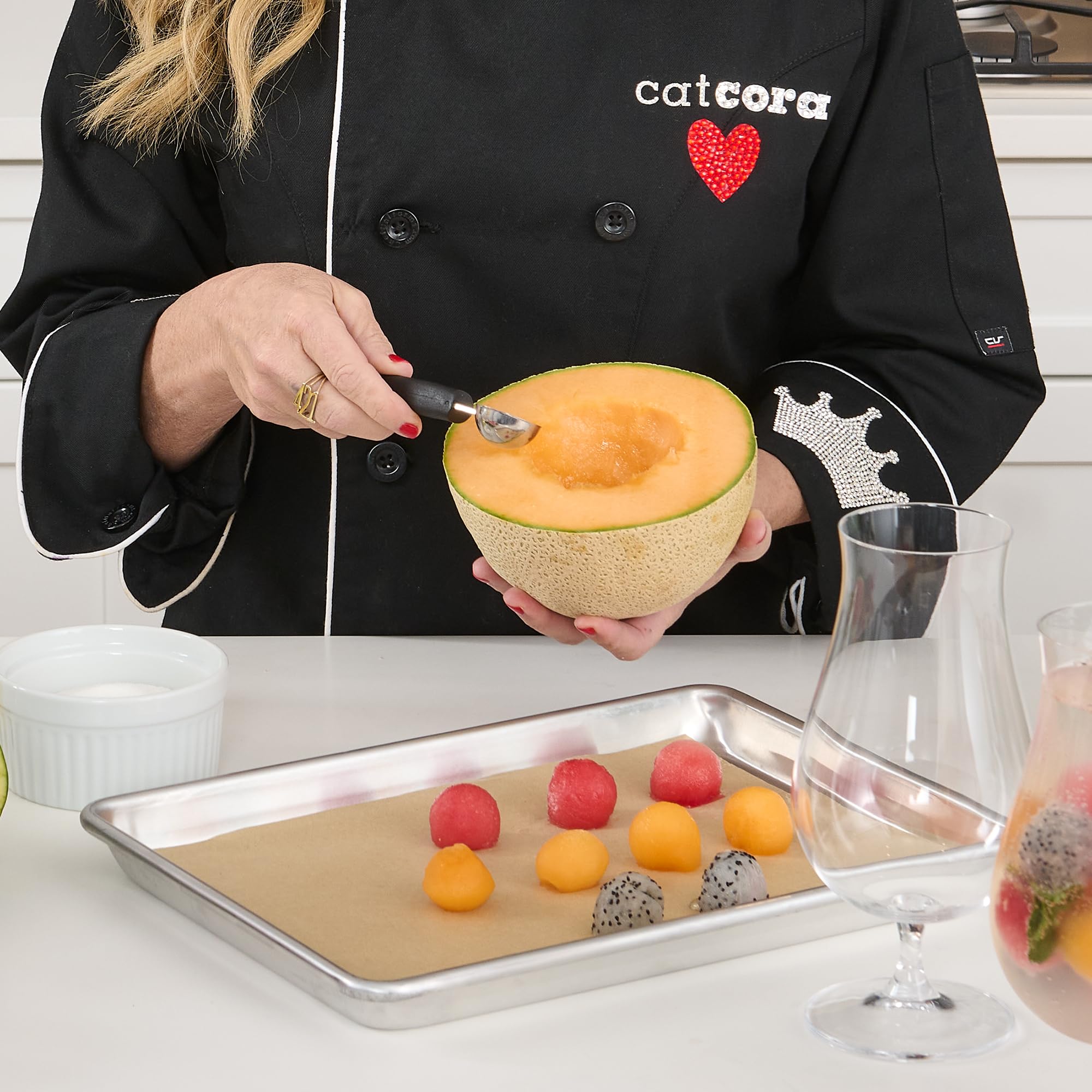 Cat Cora Melon Baller con mango ergonómico para manejo seguro y cómodo.