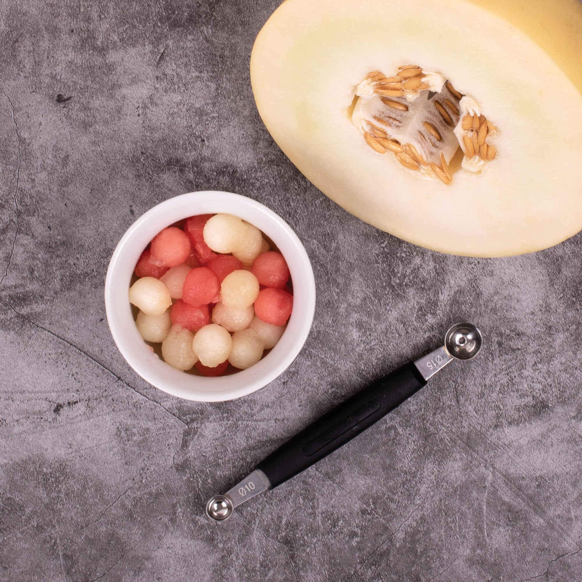 Cat Cora Melon Baller ideal para decoraciones y ensaladas en la mesa.