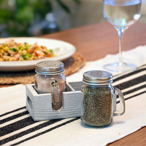 CB Accessories Mason Jar Sal y Pimienta, detalle grabado, embellece la mesa con estilo retro