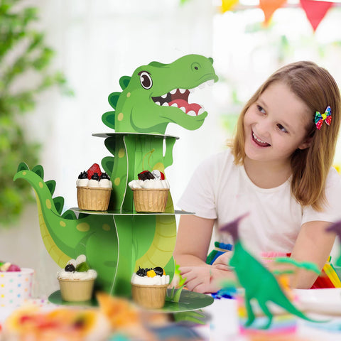 Torre de cupcakes de dinosaurio en una fiesta temática para cumpleaños.