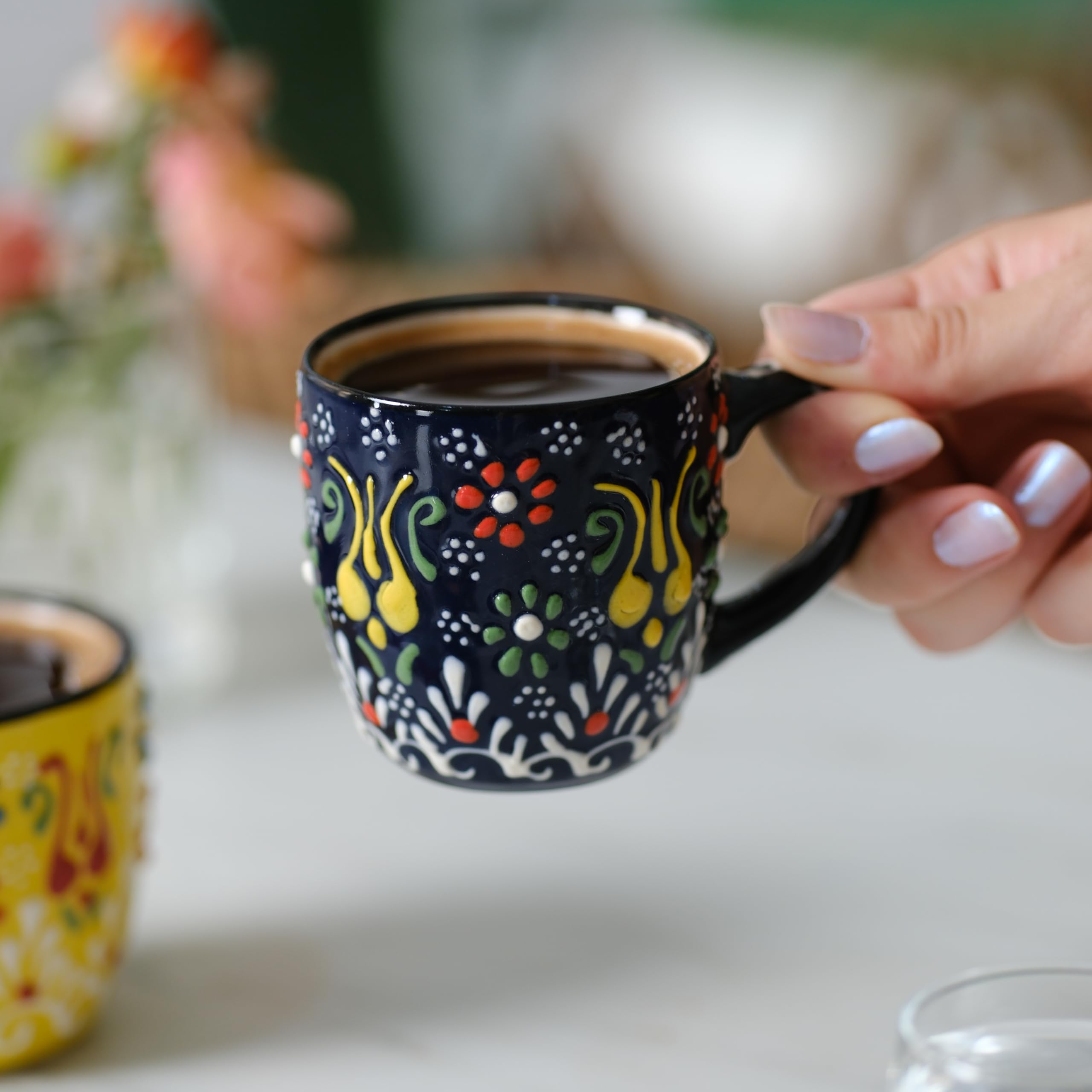 Taza expreso Ceramicci con mango suave para beber cómodo.