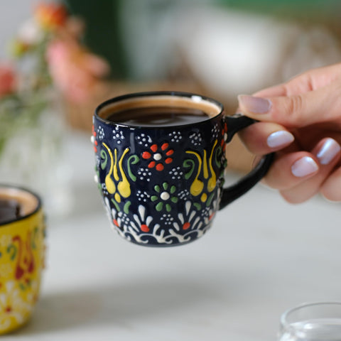 Taza expreso Ceramicci con mango suave para beber cómodo.