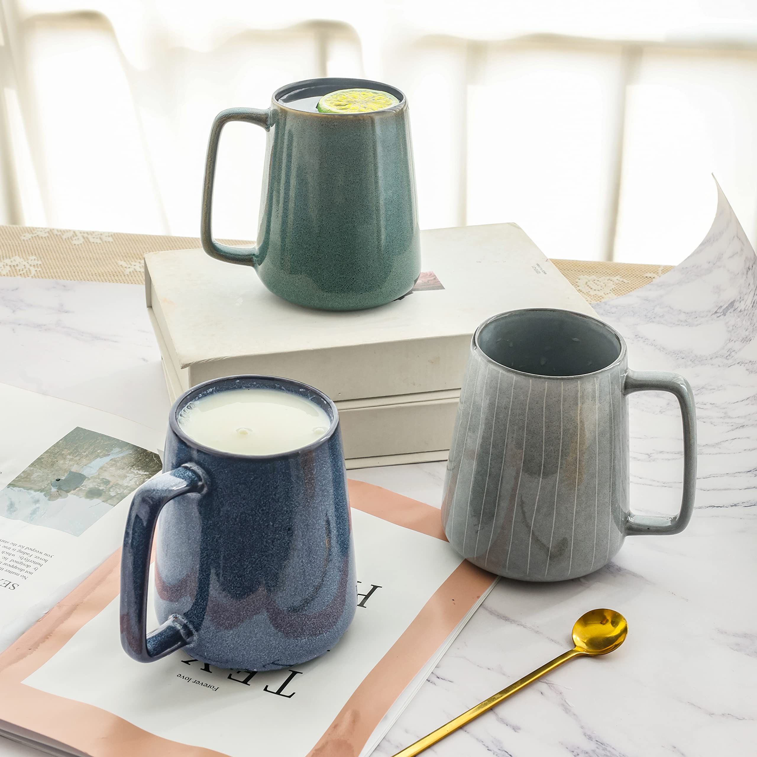 Taza Ceraozmus con asa ergonómica y diseño robusto.