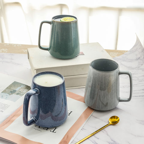 Taza Ceraozmus con asa ergonómica y diseño robusto.