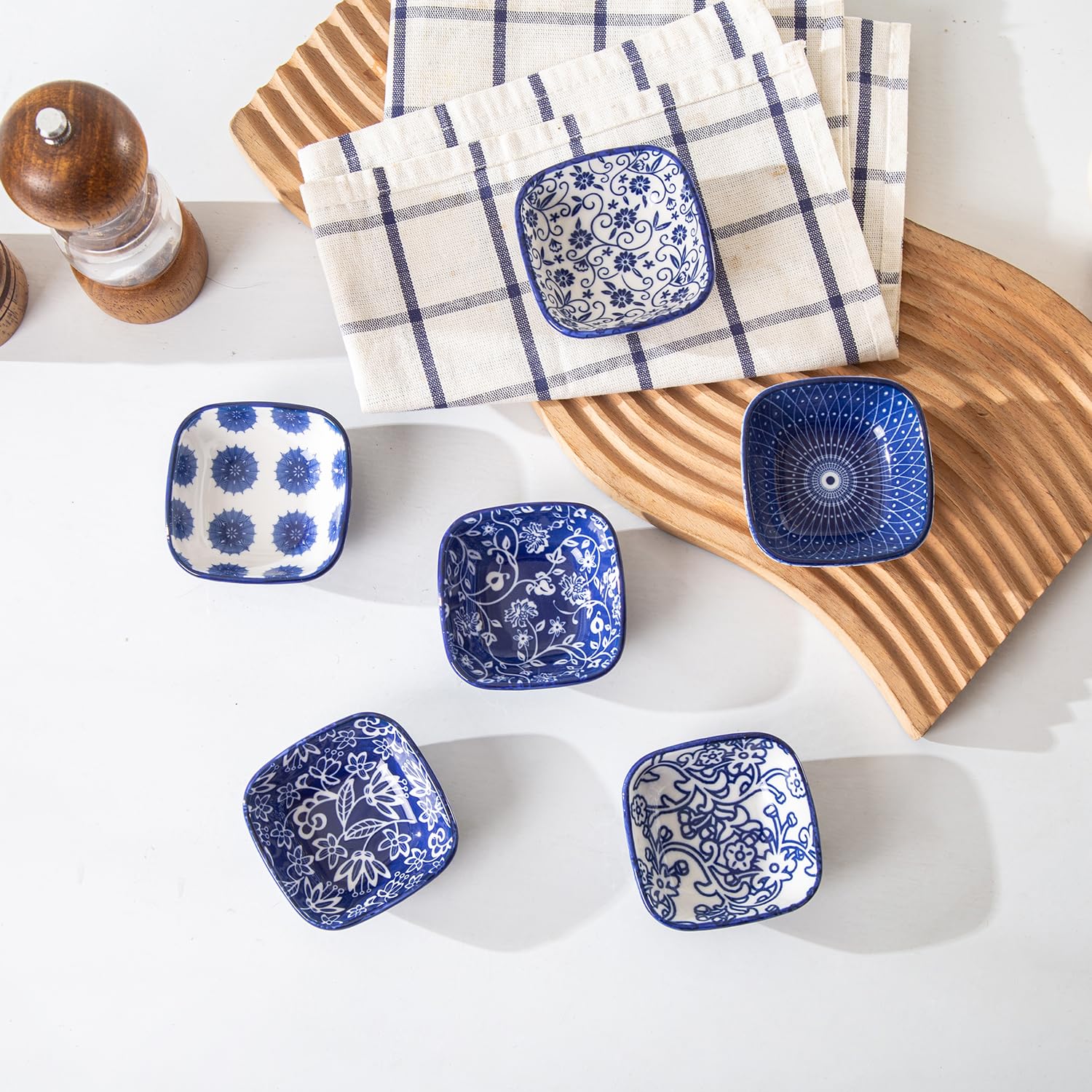 Cerkik diseño azul y blanco retro que realza la mesa.