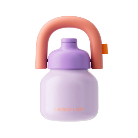 Botella CHAKO LAB vista frontal, diseño ergonómico para uso diario.