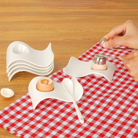 Desayuno elegante con tazas para huevos ChasBete en la mesa.