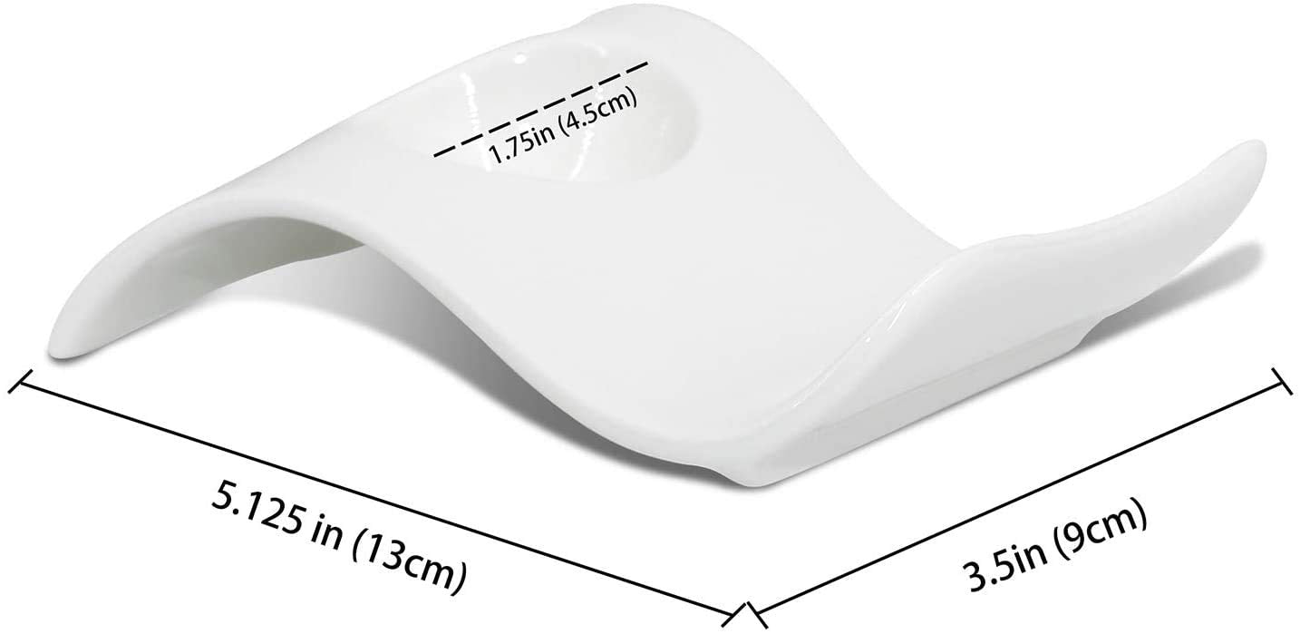 Tazas apilables de ChasBete ahorrando espacio en la cocina.