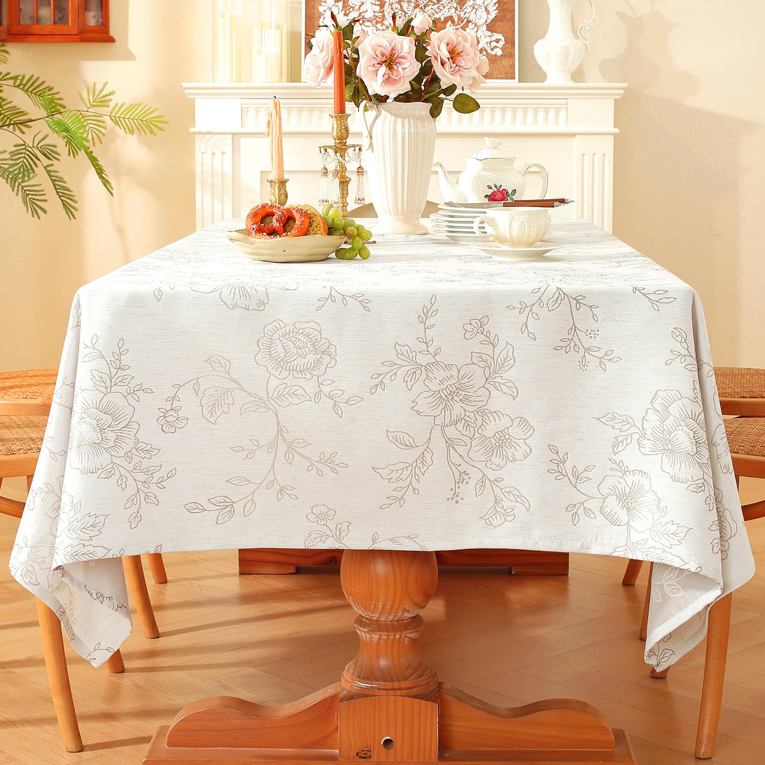Mantel Chassic con damasco vintage y peonias, ideal para cenas elegantes.