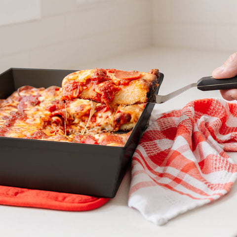 Bandeja Chef Pomodoro favorece corteza crujiente en pizza Detroit.