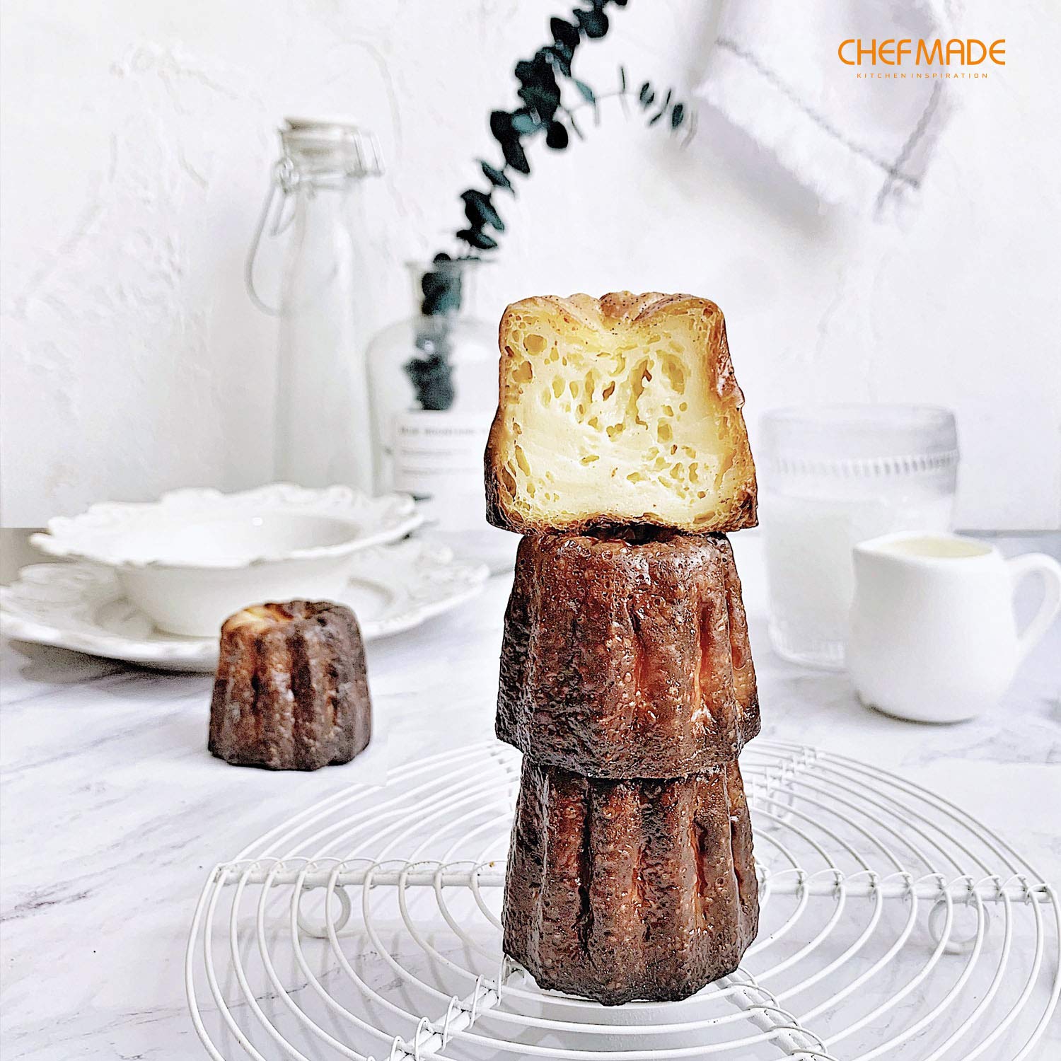 CHEFMADE molde canelé acabado dorado champán añade elegancia a la mesa.