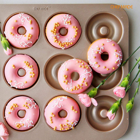 CHEFMADE molde para donas dorado champán aporta estilo en la cocina.