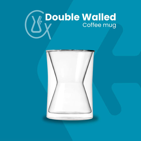 Chemex taza doble aislada, mano sosteniendo; experiencia ergonómica y cómoda al beber.