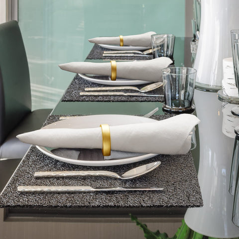 CHENGU servilletero semicircular oro mate en mesa para eventos