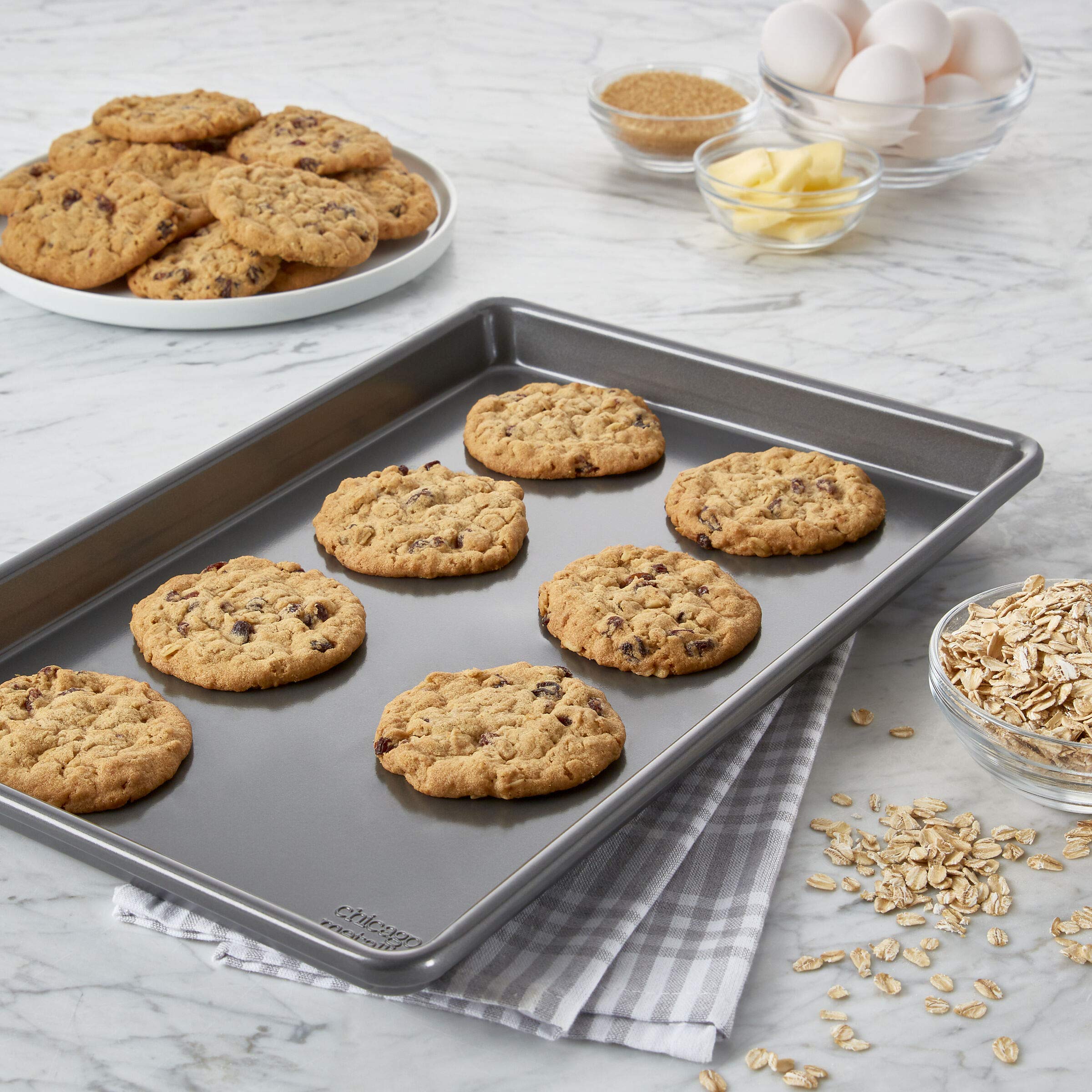 Medidas externas e internas de Chicago Metallic Pro para planificar recetas grandes.