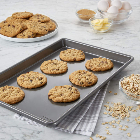 Medidas externas e internas de Chicago Metallic Pro para planificar recetas grandes.
