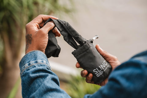 ChicoBag Sling rePETe Refine: compromiso ambiental con fabricación ética y experiencias sostenibles.