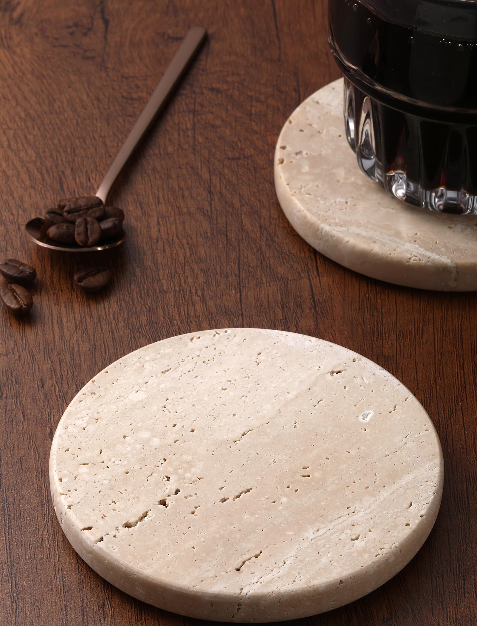 CHISELED ST DF SK posavasos travertino beige, base de corcho antideslizante.