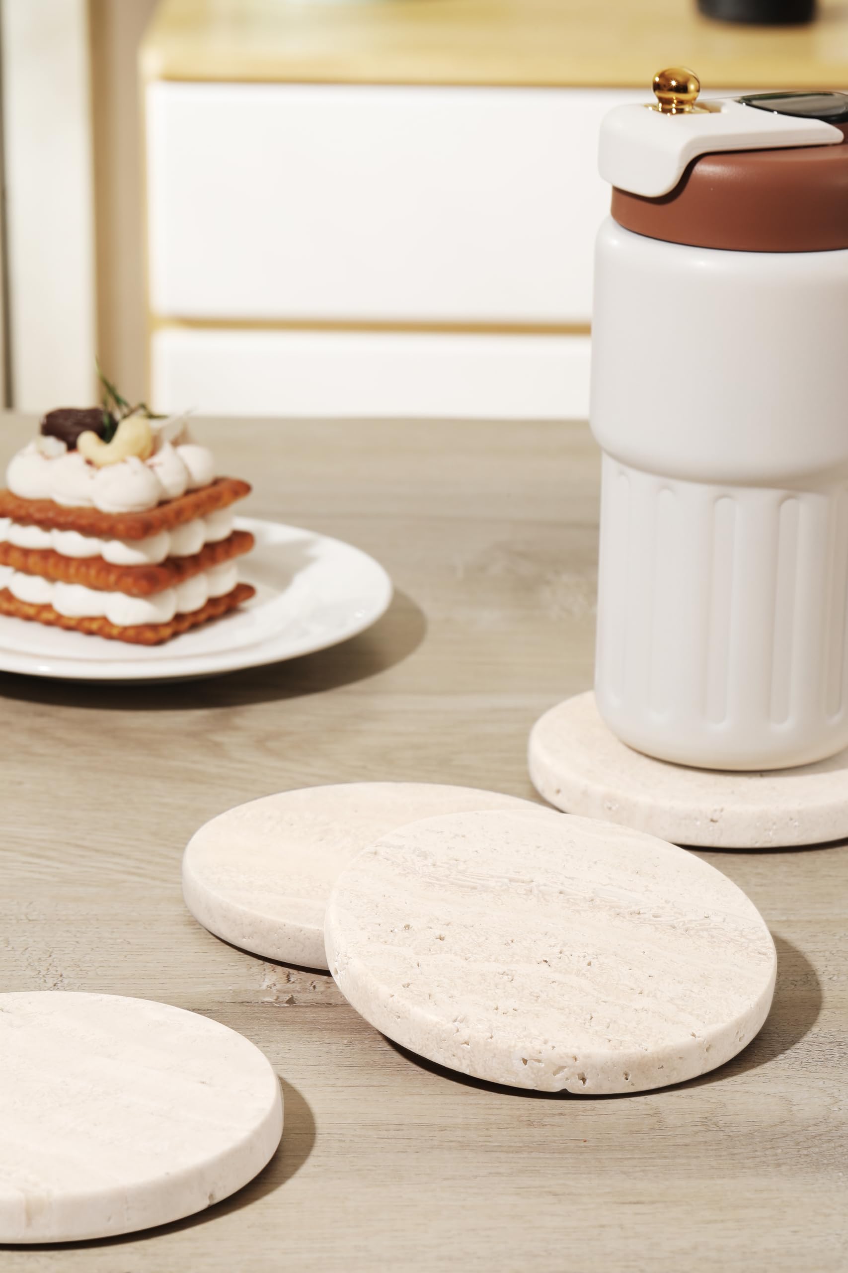 CHISELED ST DF SK posavasos travertino blanco, diámetro de 10 cm, ideal para tazas grandes.