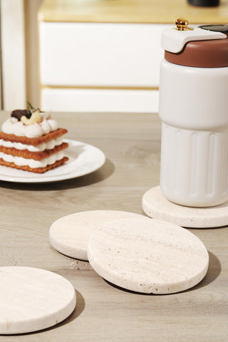 CHISELED ST DF SK posavasos travertino blanco, diámetro de 10 cm, ideal para tazas grandes.