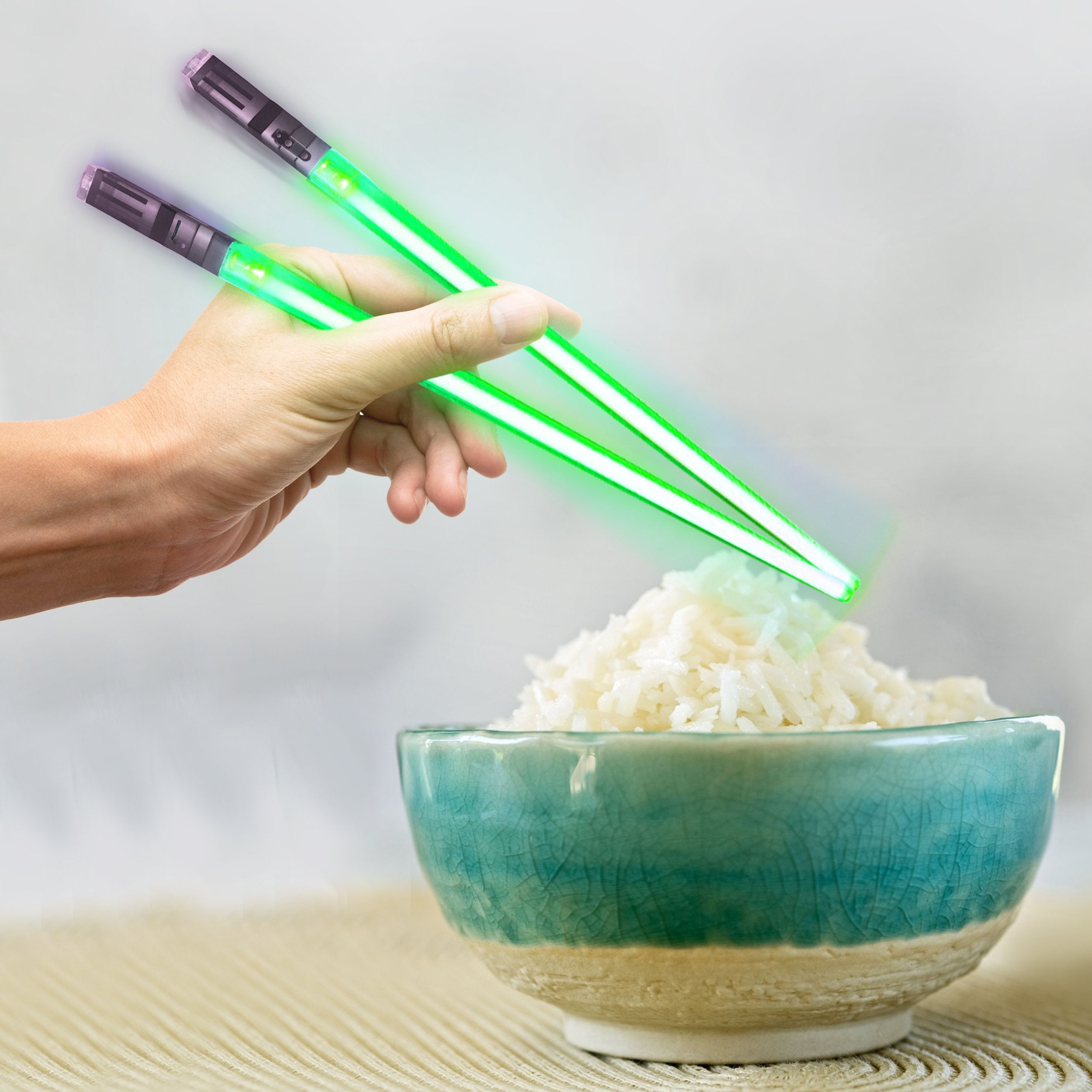ChopSabers palillos luminosos en verde, perfectos para impresionar en una cena.
