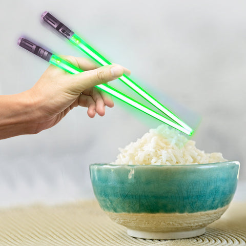 ChopSabers palillos luminosos en verde, perfectos para impresionar en una cena.