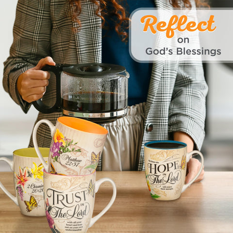 Taza Christian Art Gifts con detalles en dorado, embellece la mesa y es ideal como regalo.