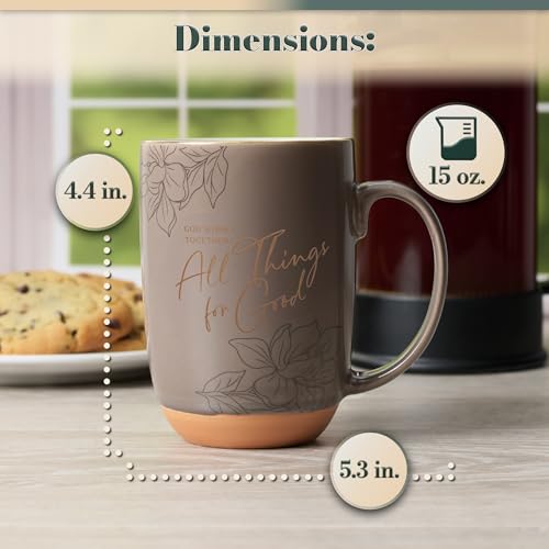 Taza Christian Art Gifts con diseño floral tono topo y blanco para bebidas.